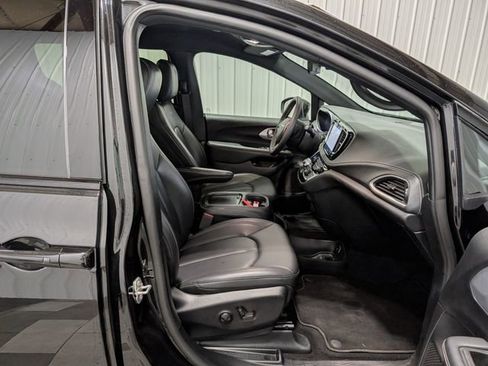 Used 2023 Chrysler Pacifica Touring-L w/ Uconnect Theater Family Group FWD image 30