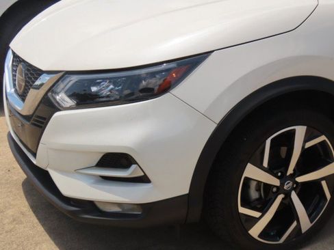 Used 2021 Nissan Rogue Sport SL w/ Premium Package FWD image 3