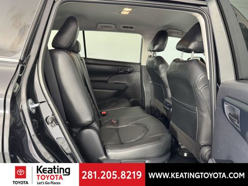 Used 2023 Toyota Highlander LE FWD image 19