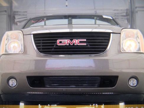 Used 2011 GMC Yukon XL SLT w/ SLT-2 Equipment Package AWD/4WD image 12