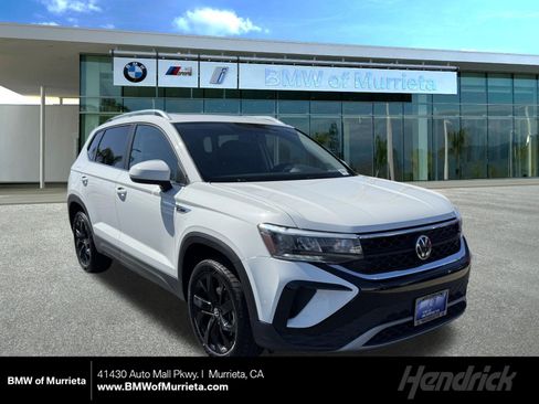 Used 2022 Volkswagen Taos SE w/ Panoramic Sunroof Package FWD image 1