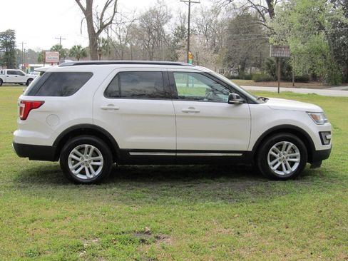 Used 2017 Ford Explorer XLT w/ Equipment Group 202A image 7