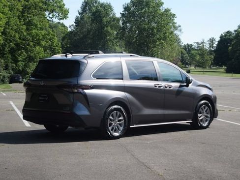 Used 2024 Toyota Sienna LE AWD/4WD image 26