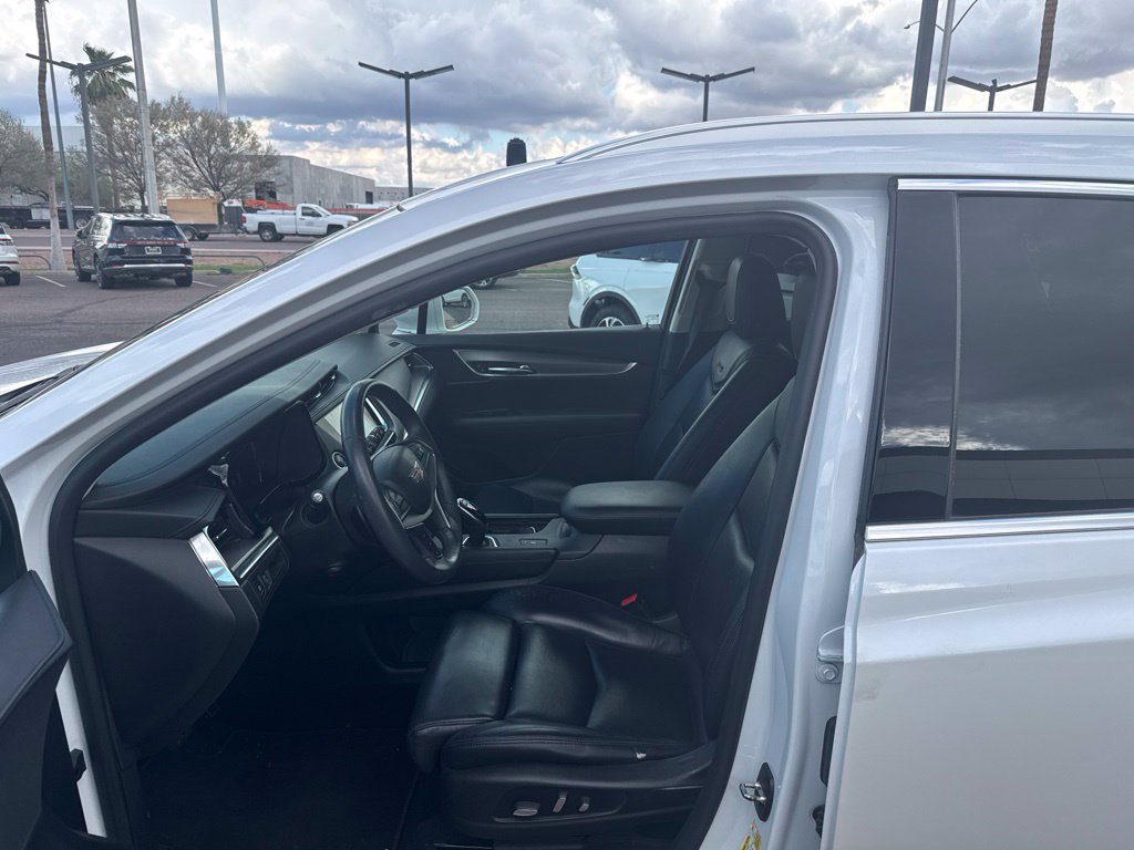 Used 2017 Cadillac XT5 Luxury w/ Driver Awareness Package FWD image 2