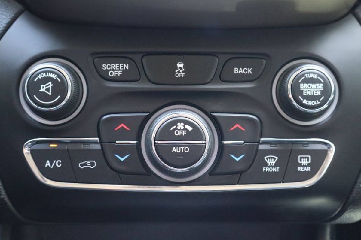 Used 2014 Jeep Cherokee Limited w/ Luxury Group AWD/4WD image 19