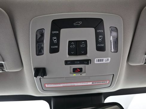 Used 2022 Toyota Sienna XLE image 33