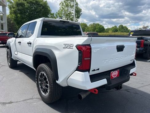 Used 2025 Toyota Tacoma TRD Off-Road AWD/4WD image 11