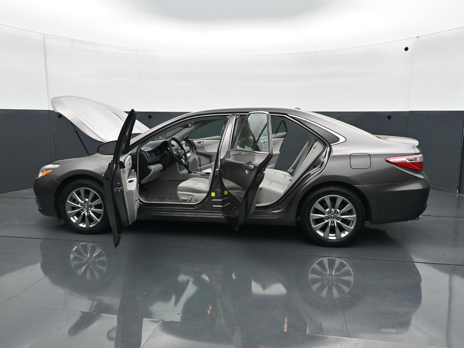 Used 2015 Toyota Camry XLE FWD image 28