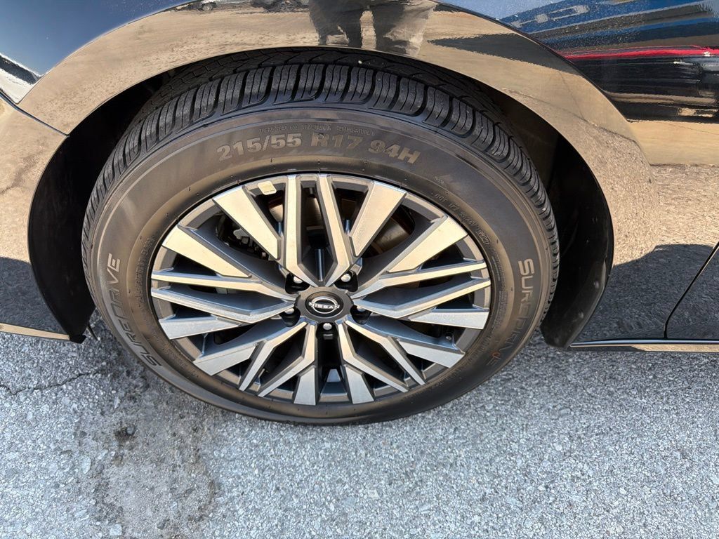Used 2025 Nissan Altima 2.5 SV FWD image 9