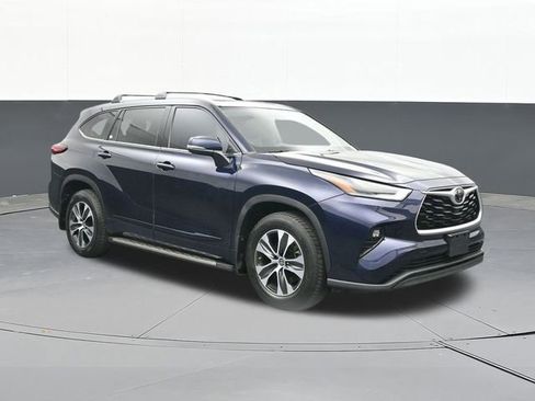 Used 2021 Toyota Highlander XLE image 1