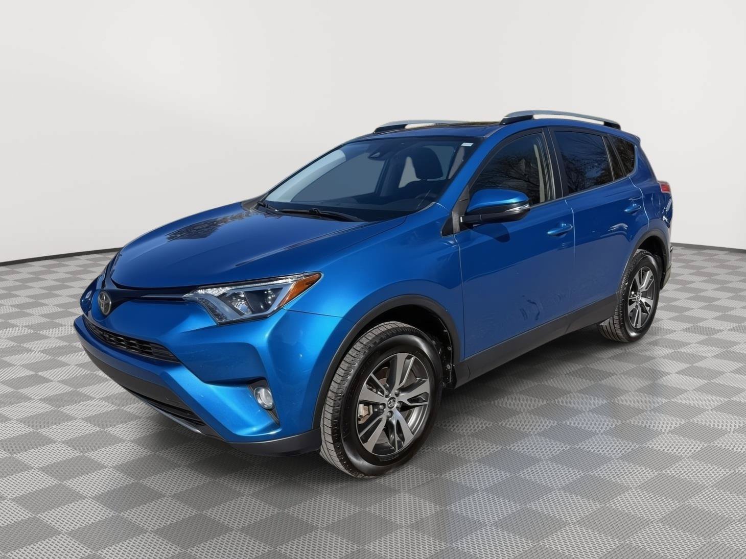 Used 2017 Toyota RAV4 XLE AWD/4WD image 5