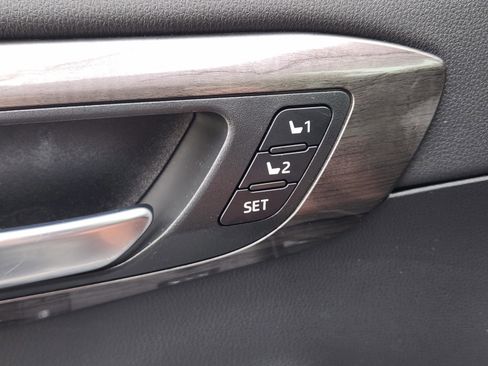 Used 2023 Toyota Highlander Limited FWD image 19