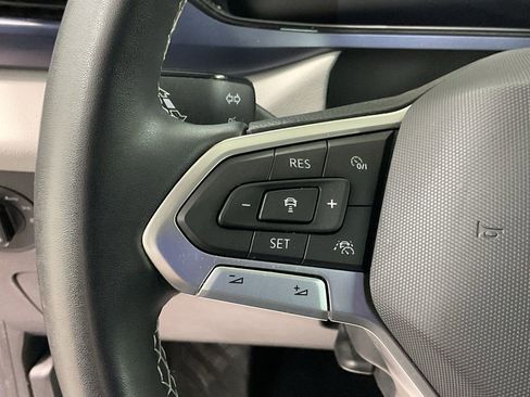Used 2023 Volkswagen Taos SE w/ Panoramic Sunroof Package AWD/4WD image 9