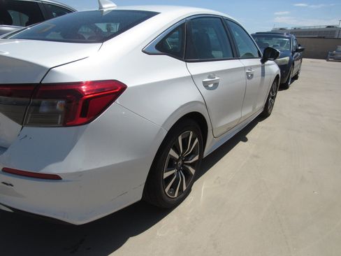 Used 2023 Honda Civic EX image 3