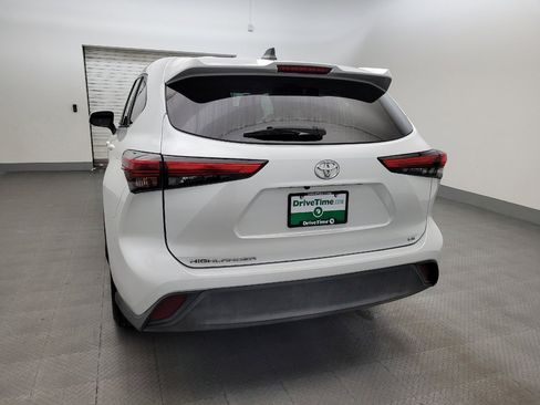 Used 2022 Toyota Highlander LE FWD image 6