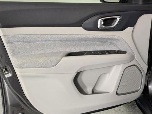 Used 2023 Jeep Compass Latitude image 12