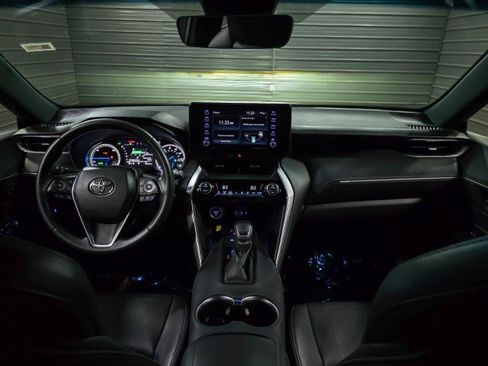 Used 2022 Toyota Venza XLE image 11