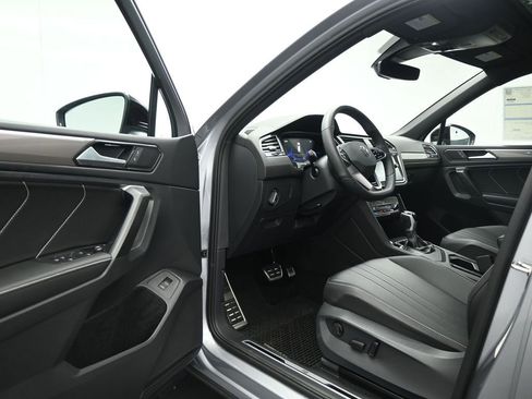 Used 2024 Volkswagen Tiguan SE R-Line image 9