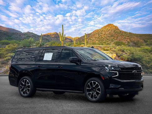 Used 2023 Chevrolet Suburban RST w/ Luxury Package AWD/4WD image 2