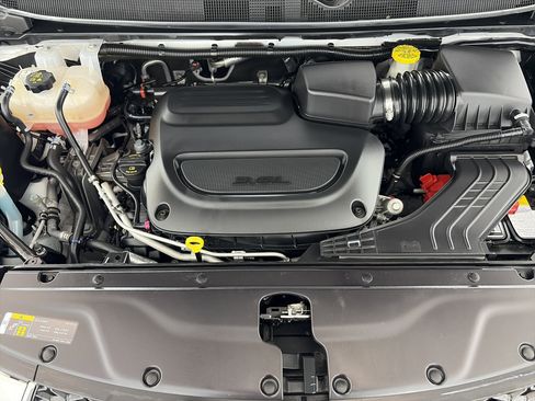 Used 2024 Chrysler Pacifica Touring-L image 12