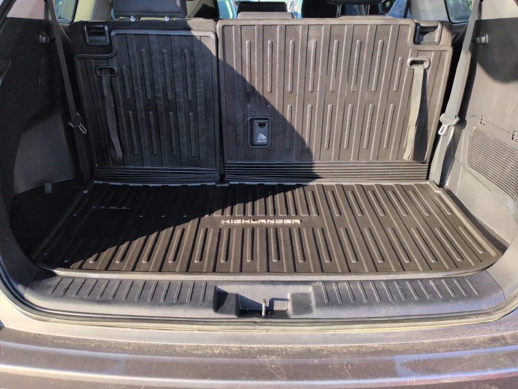 Used 2023 Toyota Highlander LE AWD/4WD image 23