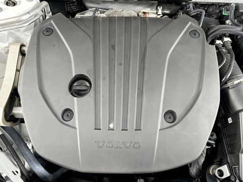 Used 2022 Volvo XC60 B5 Momentum w/ Protection Package Premier image 29