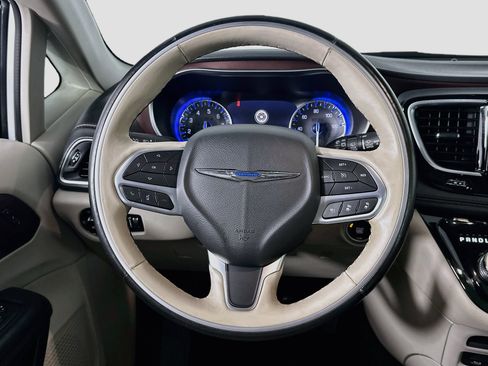 Used 2020 Chrysler Pacifica Limited w/ Tire & Wheel Group FWD image 18