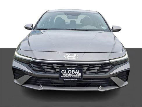 Used 2025 Hyundai Elantra SEL image 2