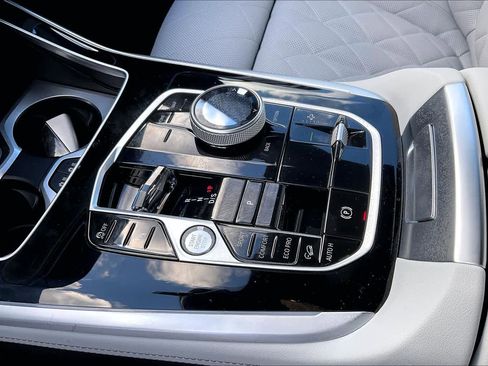 Used 2025 BMW X7 xDrive40i w/ Executive Package image 32