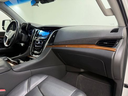 Used 2019 Cadillac Escalade ESV Luxury AWD/4WD image 31