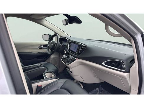Used 2024 Chrysler Pacifica Touring-L FWD image 20
