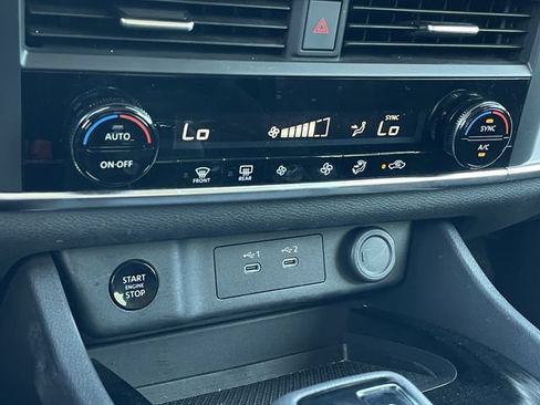 Used 2025 Nissan Rogue SV FWD image 18