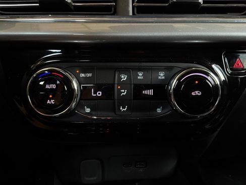 Used 2025 Chevrolet Trax LT w/ LT Convenience Package FWD image 25