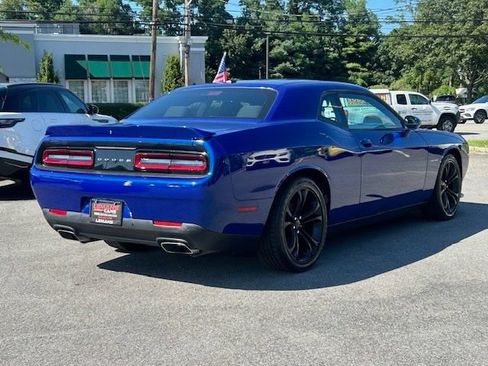Used 2022 Dodge Challenger R/T RWD image 5