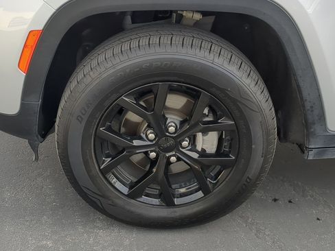 Used 2024 Jeep Grand Cherokee Altitude image 13