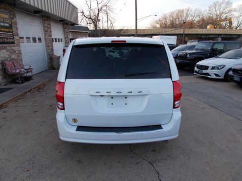 Used 2019 Dodge Grand Caravan SE FWD image 4
