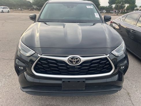 Used 2022 Toyota Highlander LE FWD image 2