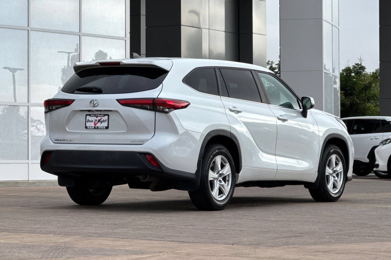 Used 2023 Toyota Highlander LE AWD/4WD image 4