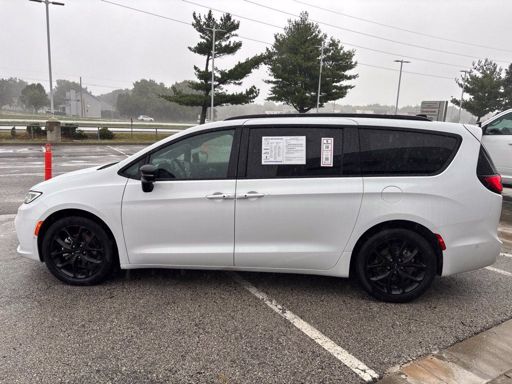 Used 2024 Chrysler Pacifica Touring-L w/ S Appearance Package FWD image 5