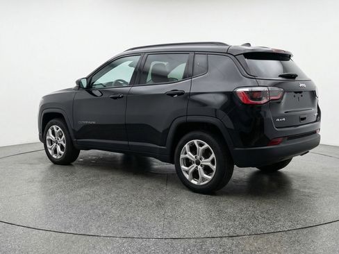 Used 2025 Jeep Compass Latitude AWD/4WD image 6