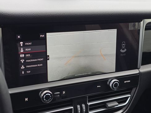 Certified 2025 Porsche Macan image 12