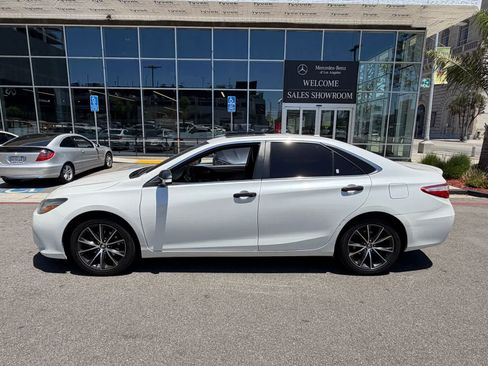 Used 2017 Toyota Camry XSE w/ Moonroof Package FWD image 2