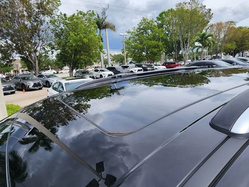 Used 2024 Chrysler Pacifica Pinnacle w/ Trailer Tow Group FWD image 22