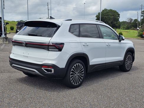 Used 2025 Volkswagen Taos SE FWD image 8
