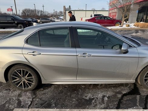 Used 2022 Toyota Camry SE image 12