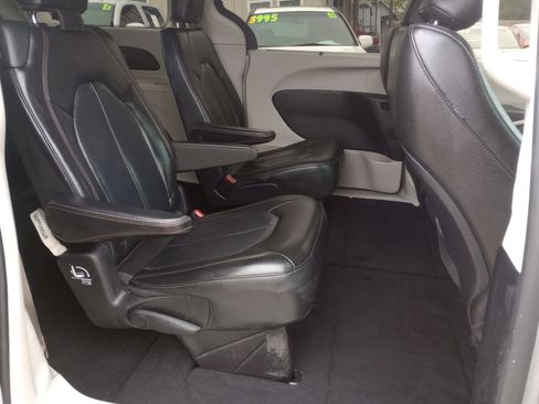 Used 2020 Chrysler Pacifica Touring-L image 16