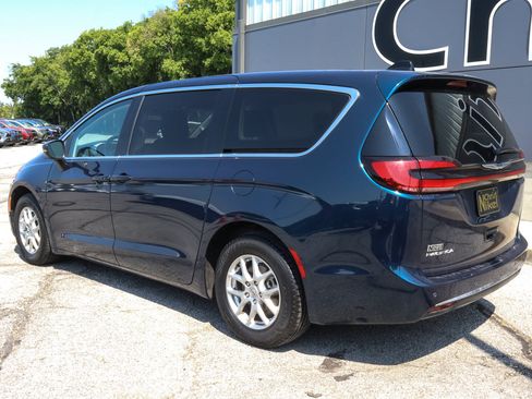 Used 2023 Chrysler Pacifica Touring-L FWD image 6