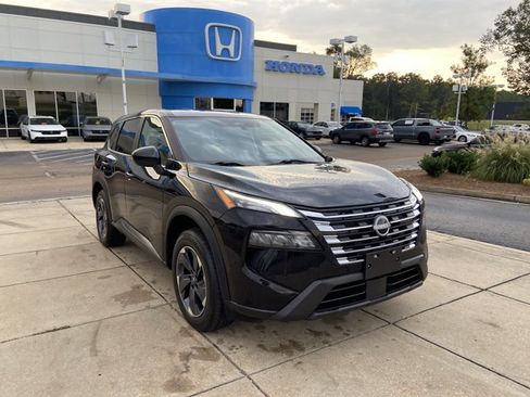 Used 2024 Nissan Rogue SV image 2