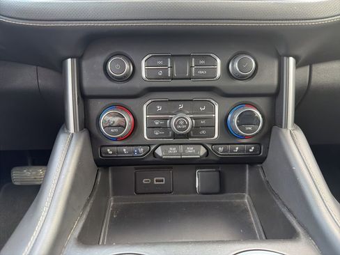 Used 2023 Chevrolet Suburban Premier AWD/4WD image 17