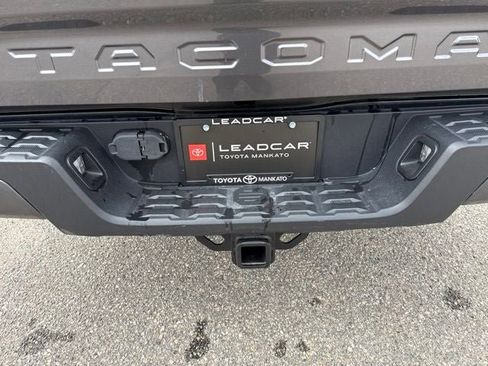 Used 2017 Toyota Tacoma TRD Sport w/ Tow Package (A/T) AWD/4WD image 10